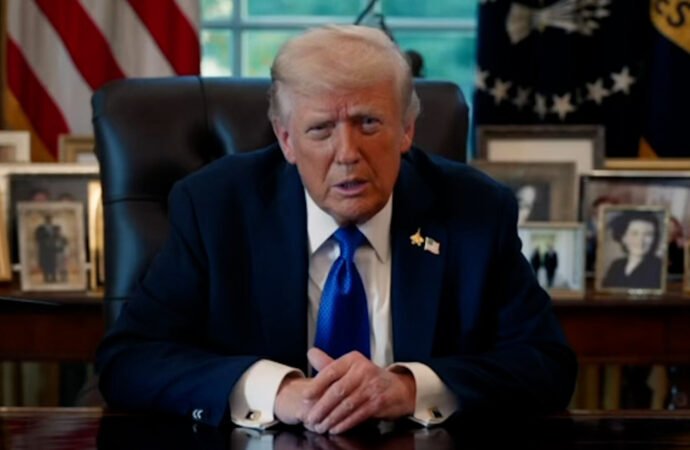 ترەمپ: ئیسرائیل دەستبەجێ بۆمبارانی غەززە بوەستێنێت